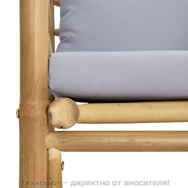 Градински диван със светлосиви възглавници бамбук