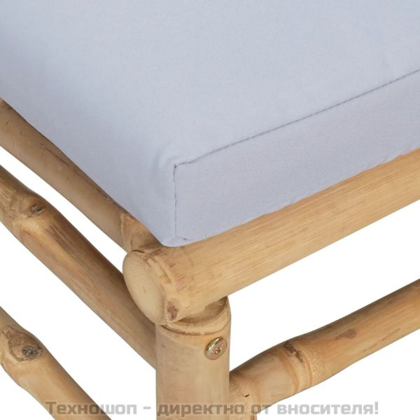 Градински среден диван със светлосиви възглавници бамбук