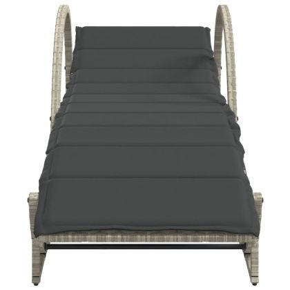 Шезлонги, 2 бр, с масичка, светлосиви, полиратан