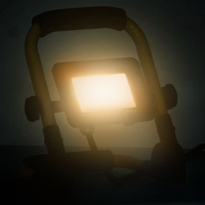 LED прожектор с дръжка, 20 W, топло бяло