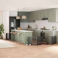 Сгъваема преграда за куче с врата 8 панела черна 640 см топола